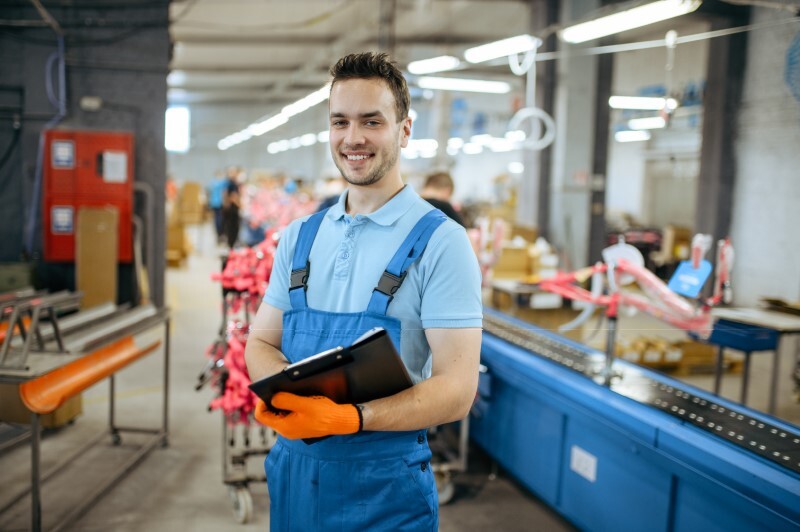 Pracownik produkcji elementów budowlanych