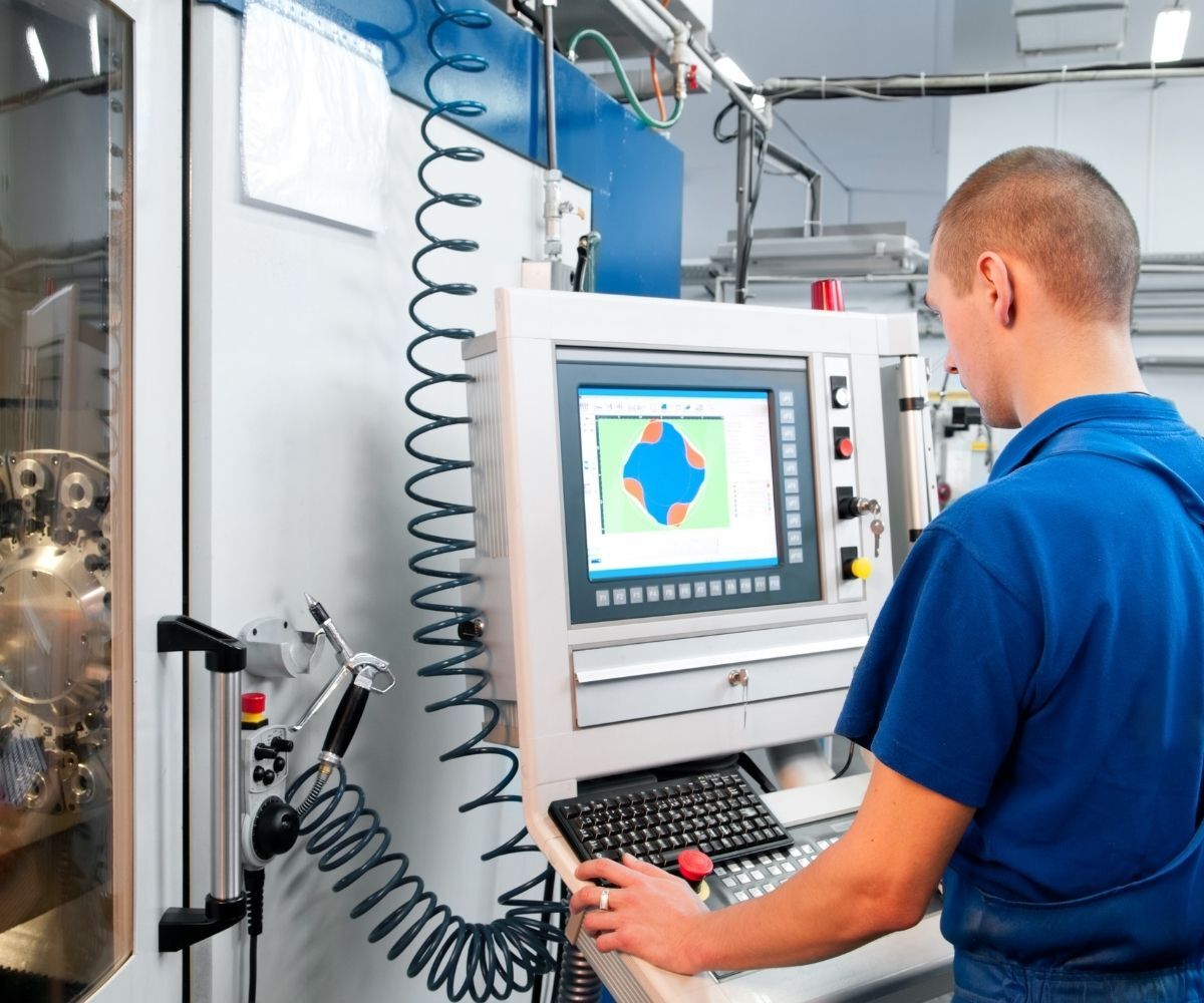 Operator walcarki CNC