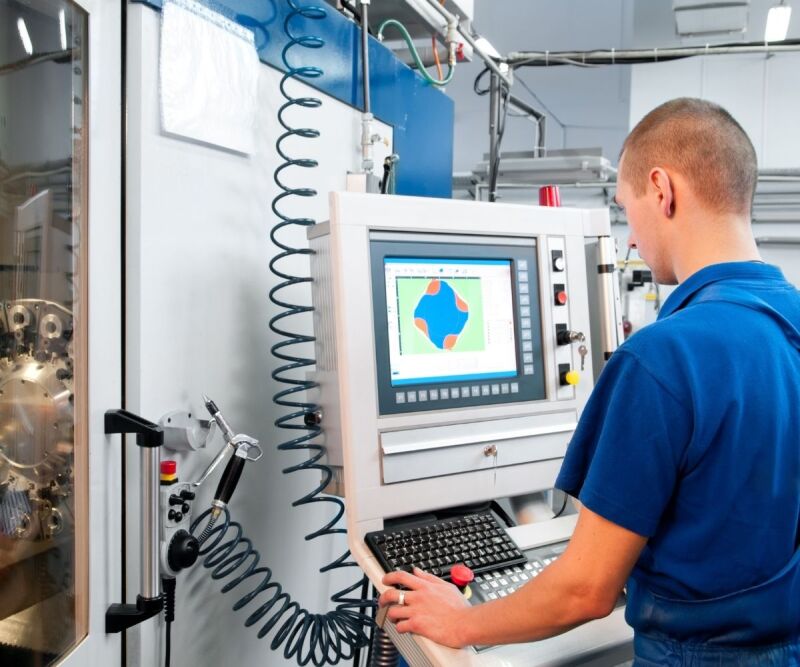 Operator walcarki CNC